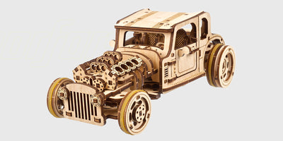 Mekanisk byggesæt af en Hot Rod Furious Mouse i træ med detaljerede tandhjul og motor.