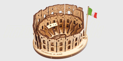 Ugears mekanisk byggesæt af det romerske Colosseum i træ vist i 3D-perspektiv på hvid baggrund.