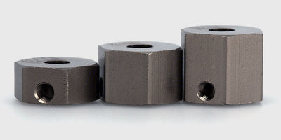 Blå 12mm aluminiums-hex-medbringere med låseskruer og splitter til hjulmontering på fjernstyret bil.