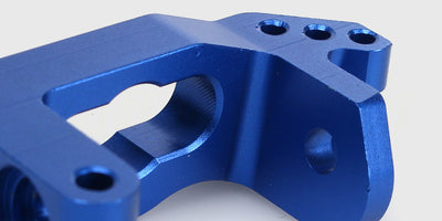 To blå anodiserede front uprights i aluminium til opgradering af HBX Ranger og Stealth X09 fjernstyret bil.