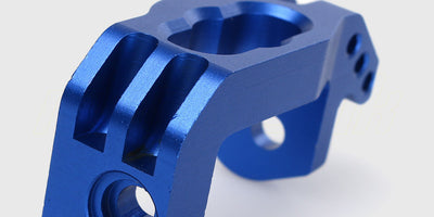 Blå Front Upright Upgrade alu-del til fjernstyret bil set fra siden.