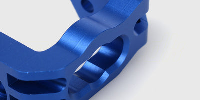 To opgraderede front uprights i blåt aluminium til fjernstyret bil vist fra siden.