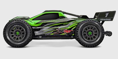 Grøn Traxxas XRT Race Truck 8s monster truck set fra siden med store offroad-dæk og aerodynamisk karrosseri.
