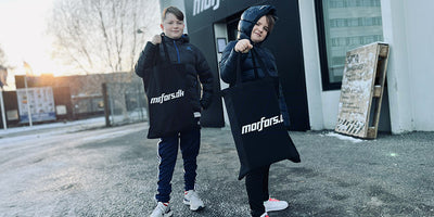 Sort Morfars.dk mulepose i stof med hvidt logo vist på hvid baggrund.