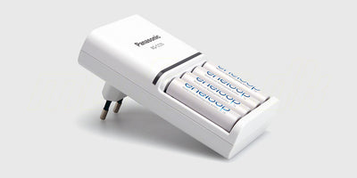Panasonic Eneloop batterioplader i hvid plast inklusiv fire genopladelige AA-batterier på 1900mAh.