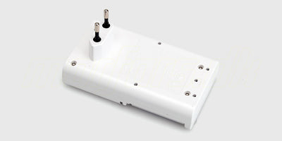 Hvid Panasonic Eneloop lader med fire genopladelige AA 1900mAh batterier til RC udstyr.