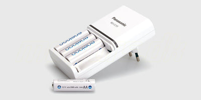 Hvid Eneloop batterioplader inklusiv 4 genopladelige 1900mAh AA batterier til effektiv opladning.