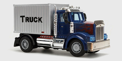 Lille rød mikro fjernstyret bil i en gennemsigtig boks sammen med en sort fjernbetjening.