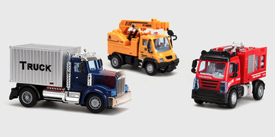 Lille rød og hvid mikro fjernstyret bil i en gennemsigtig opbevaringsboks med tilhørende fjernbetjening.