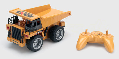 Gul fjernstyret dumper med bevægeligt tiplad vist fra siden på en hvid baggrund.