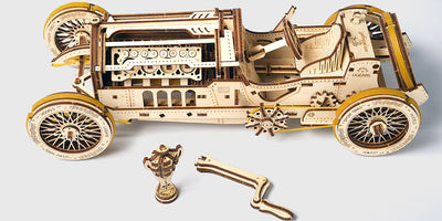 Ugears U-9 Grand Prix bil i lyst træ som detaljeret mekanisk byggesæt til voksne og børn.
