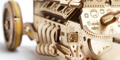 Mekanisk byggesæt af en U-9 Grand Prix racerbil i træ med detaljerede bevægelige dele fra Ugears.