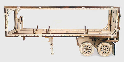 Mekanisk byggesæt i lyst træ med detaljerede tandhjul og bevægelige dele til hobbybrug.