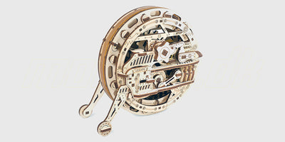 Mekanisk byggesæt i træ af en detaljeret veteranbil med bevægelige tandhjul og hjul.