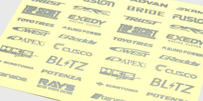 Ark med sølvfarvede Driftz logo-klistermærker til styling af fjernstyrede driftbiler.