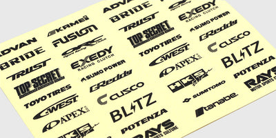 Sorte Driftz klistermærker med sponsorlogoer som GReddy og Cusco til karosseriet på en fjernstyret driftbil.