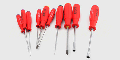 SwissGrip flad skruetrækker fra PB Swisstools med ergonomisk sort og gult håndtag til præcis mekanisk arbejde.