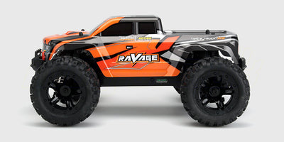 Sort Ravage fjernstyret monster truck med store offroad dæk og rød affjedring set forfra på hvid baggrund.