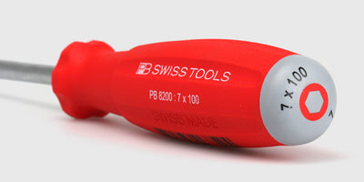 Ergonomisk SwissGrip top-skruetrækker med rødt håndtag til montering af møtrikker på fjernstyrede biler.