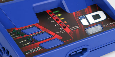 Traxxas EZ-Peak Plus hurtigoplader til fjernstyrede biler med tydelige LED-indikatorer og startknap.